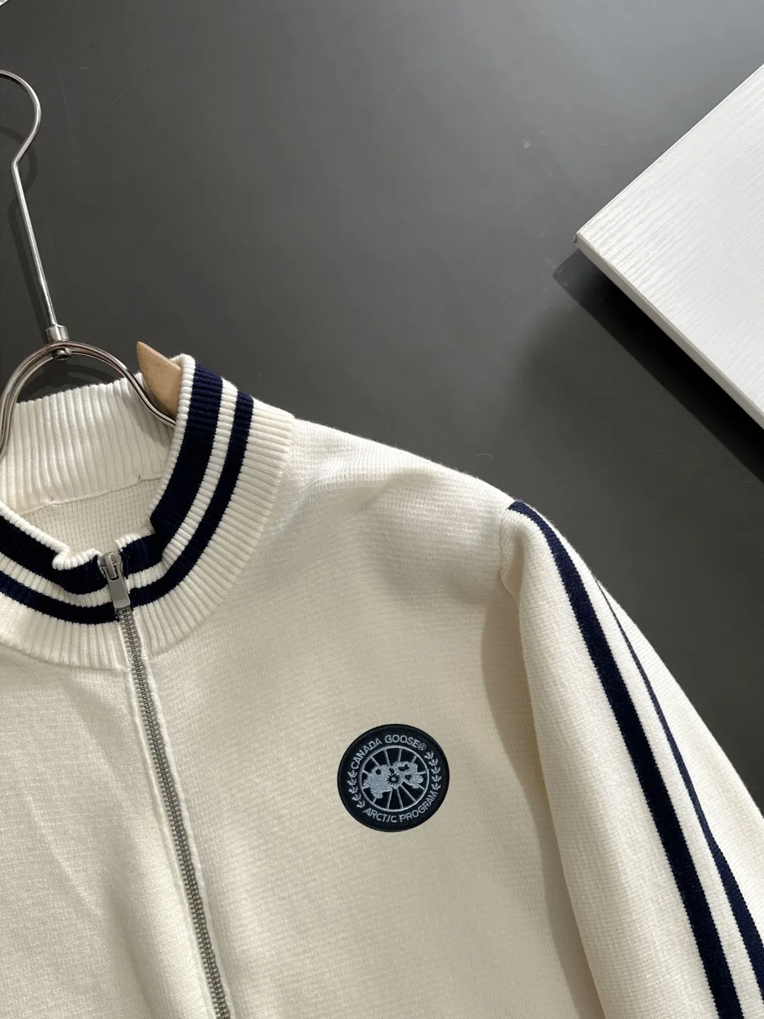 Next day shipping P460 Big Goose 2025 official website latest winter sweater, popular items are on sale at the counter simultaneously! Specially made of wool blended fabric. It feels comfortable and can be directly in contact with the skin. The logo badge is exquisitely embroidered, which is extremely eye-catching! The details highlight the fashionable charm of big brands. Exquisite workmanship. Three-dimensional cutting style. The wearing effect is invincible and handsome! All three standards are complete! Size: M-3XL